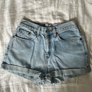 Vintage Levi’s 550 loose fit light wash denim shorts with cuff